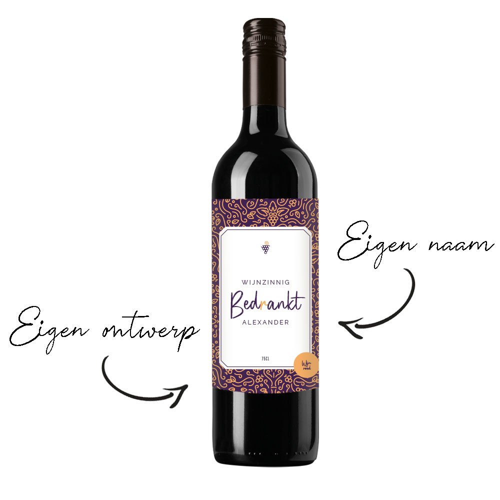 Fles rode wijn met eigen etiket