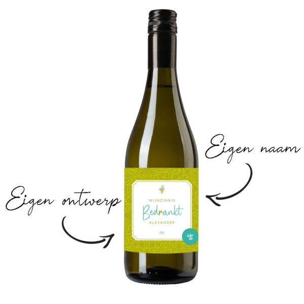 Fles witte wijn met eigen etiket