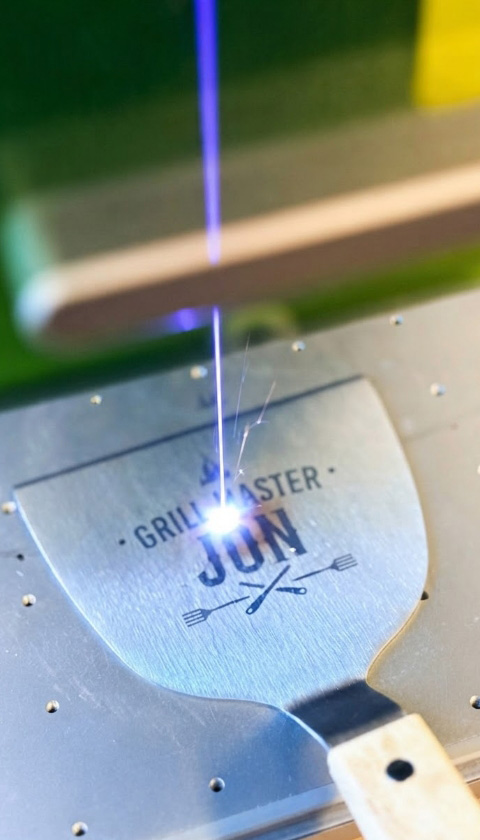 Hamburger spatel met naam gegraveerd via lasermachine