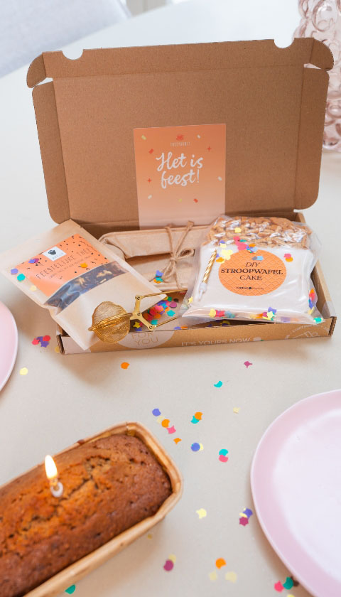 Verjaardag brievenbuspakket met stroopwafelcake, kaarsje en confetti